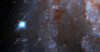 Timelapse feito pelo Hubble mostra uma estrela explodindo do nada