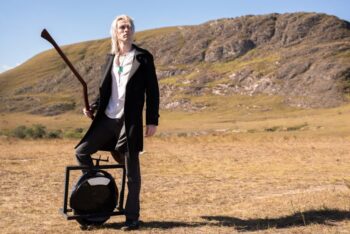Vassoura criada inspirada em Harry Potter faz inventor ‘voar’ pelas ruas de Belo Horizonte