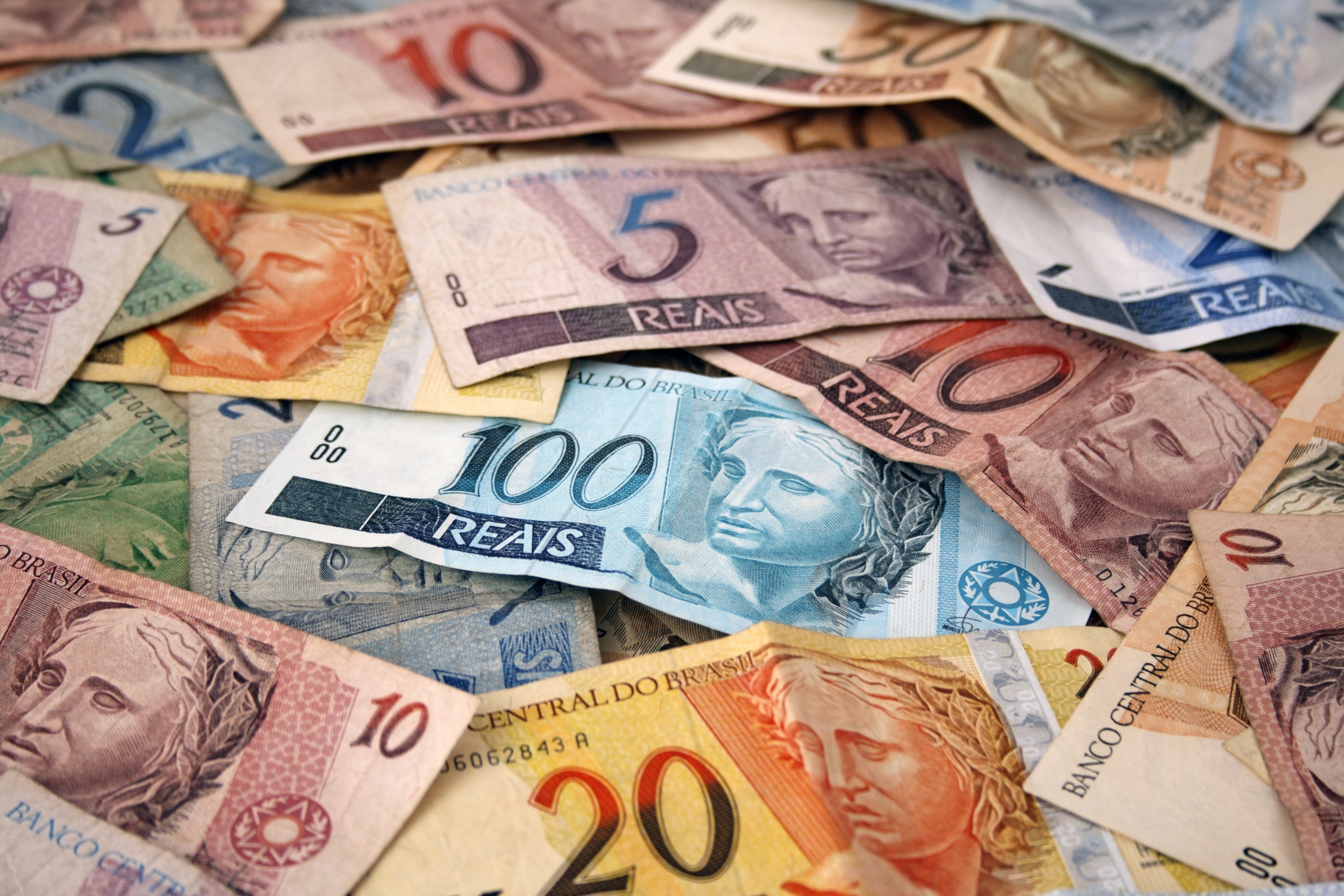 Como o real se tornou a moeda mais desvalorizada de 2020?