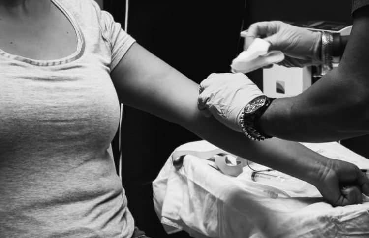 Como uma doação de sangue deixou uma jovem com deficiência
