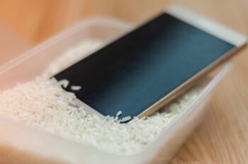 Por que não devemos colocar o celular para secar no arroz?