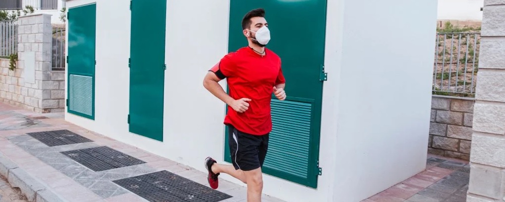 Pode não ser bom, mas fazer exercício com máscara não deve prejudicar a ingestão de oxigênio