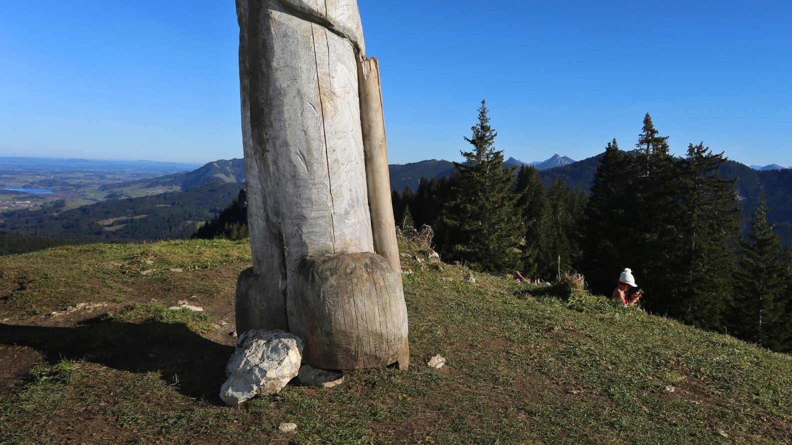 Monolito de madeira da Alemanha também desapareceu misteriosamente