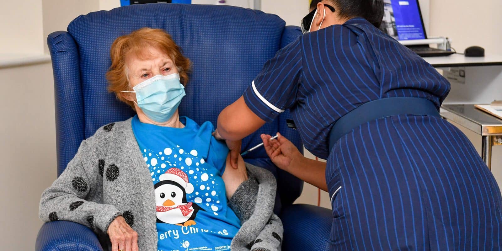 Mulher de 90 anos foi a primeira a ser vacinada contra a novo coronavírus