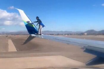 Homem é detido após subir em asa de avião