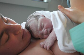 Bebês inspiram células cancerosas durante o parto vaginal em caso extremamente raro