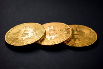 Programador que investiu em bitcoin esquece senha e congela US$ 220 milhões
