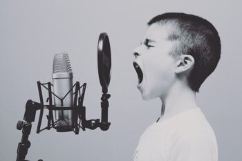 Cantor com a voz mais profunda do mundo alcança notas que o ouvido não consegue detectar