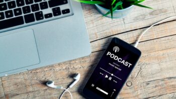 10 podcasts brasileiros divertidos e inteligentes para ouvir