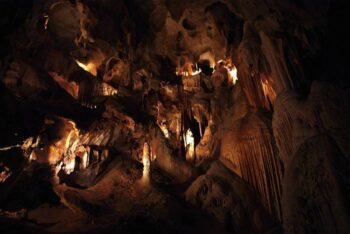 Experimento isola 15 pessoas em caverna por 40 dias