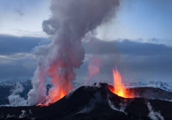 Vulcão que ficou adormecido por 6.000 anos entra em erupção na Islândia
