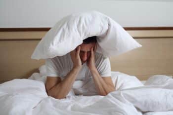 7 hábitos na hora de dormir que te fazem ganhar peso