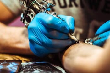 Essa tatuagem desaparece em um ano. Entenda como