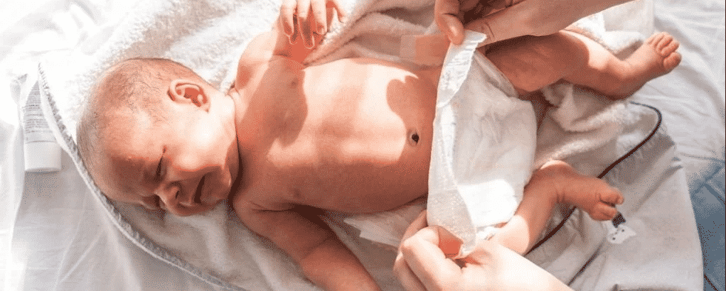Quer saber se seu filho vai ter alergia? Dá para saber olhando o primeiro cocô dele