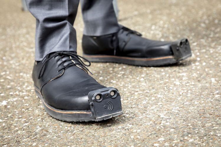 Empresa austríaca cria sapatos inteligentes para deficientes visuais