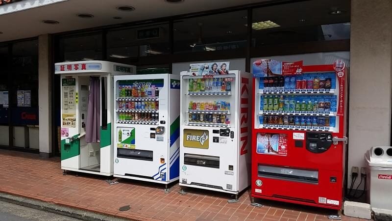 Máquinas automáticas de venda no Japão oferecem mais do que chips e refrigerantes