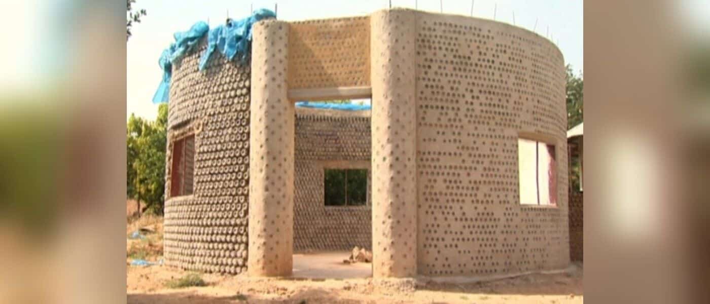 Essa casa feita de garrafas de plástico é 18 vezes mais resistente a terremotos
