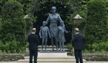 Porque na estátua de Lady Di tem três crianças com ela?