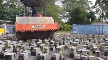 Vídeo de polícia esmagando 1069 computadores de mineração de Bitcoin