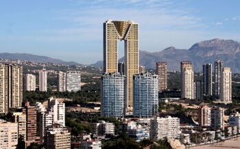 Depois de 17 anos, prédio residencial mais alto da União Europeia fica pronto
