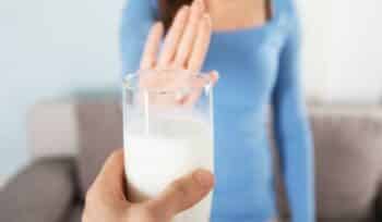 7 efeitos negativos que o leite de vaca pode ter no corpo