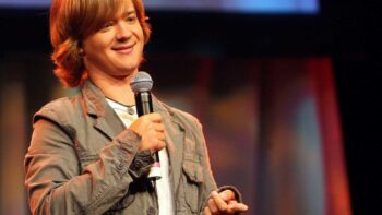 Conheça a doença que faz o ator de ”Hannah Montana” parecer jovem para sempre