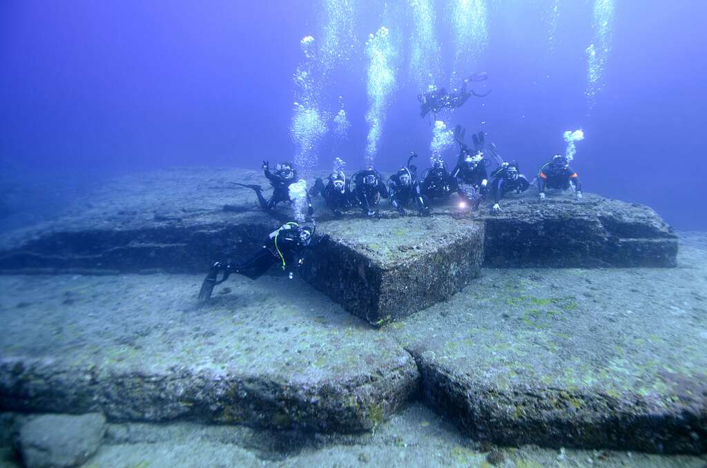 O misterioso monumento submerso no Japão