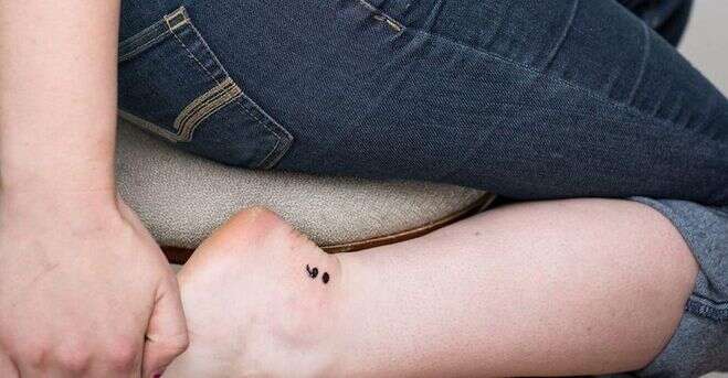 O que significa a tatuagem de ponto e vírgula?