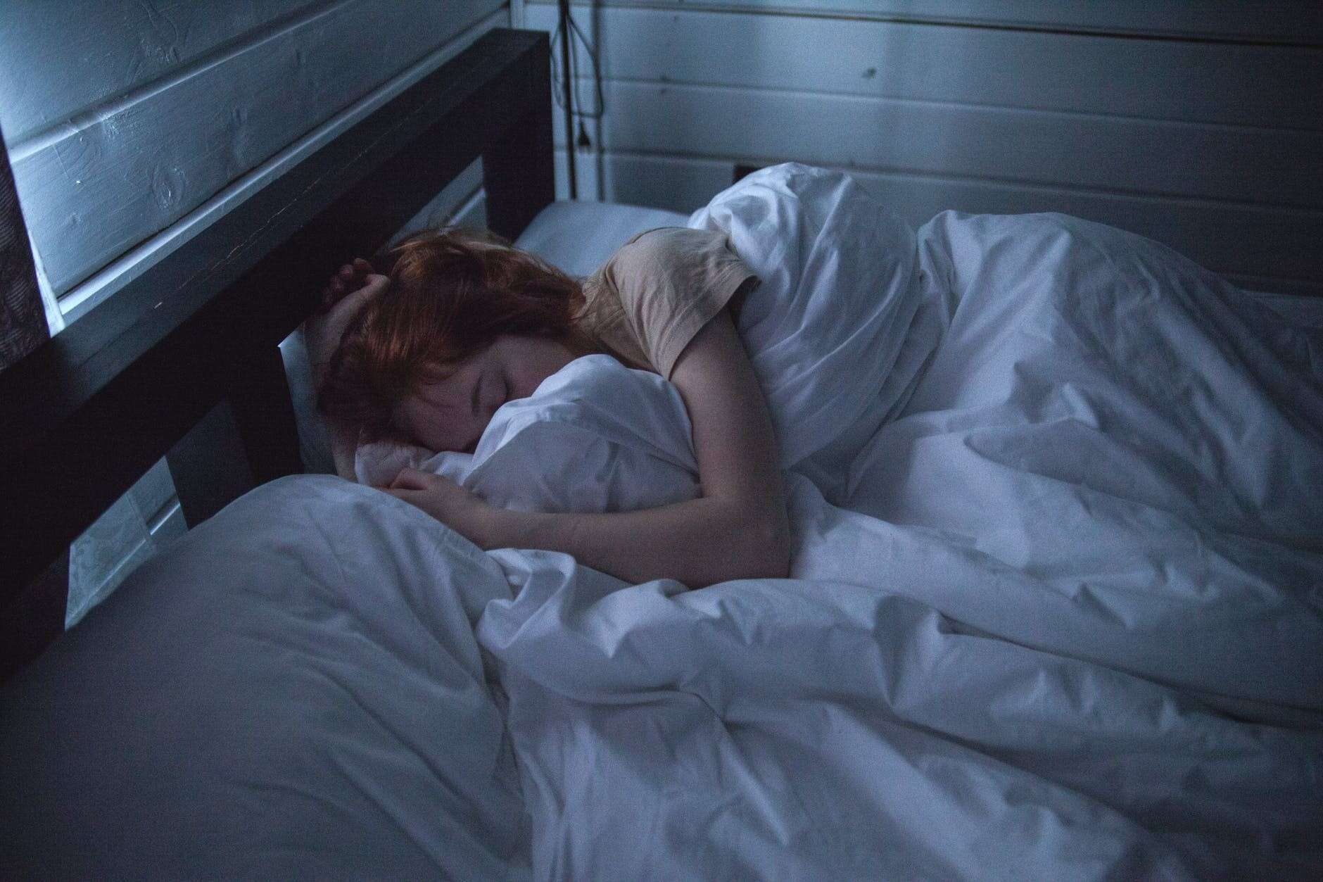Qual a forma correta de se deitar para dormir?