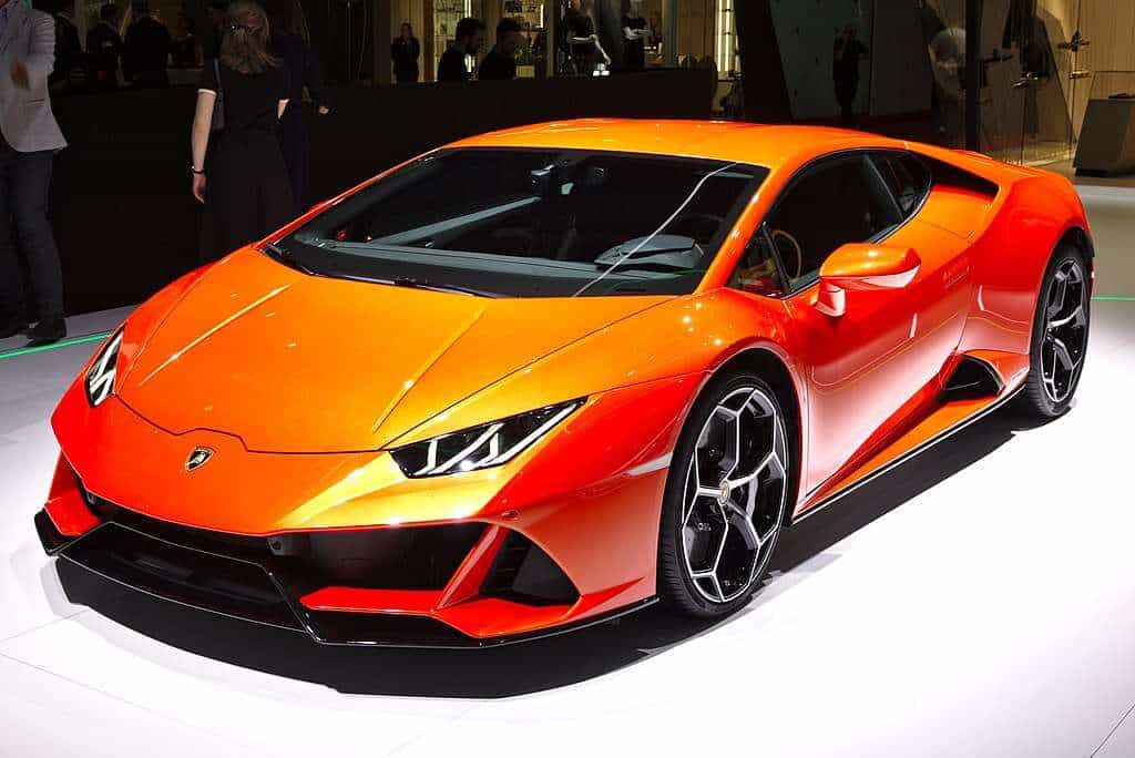 Artista explode Lamborghini e transforma pedaços em NFTs