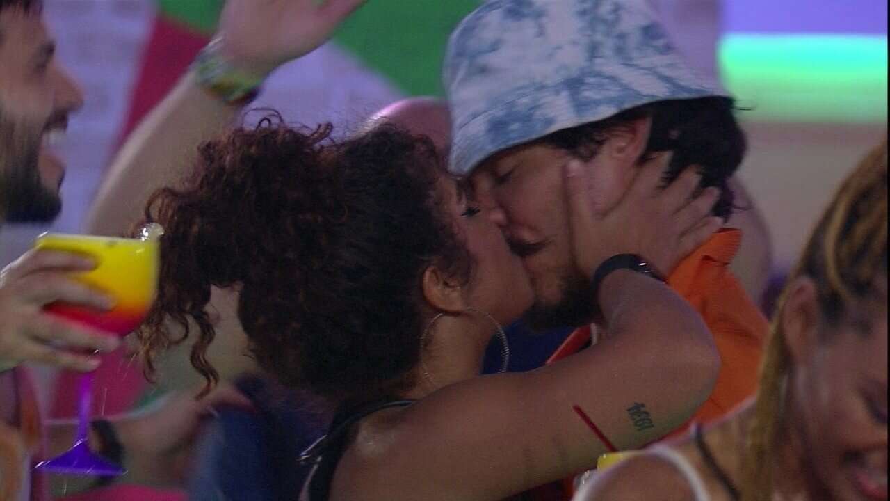 Esses casais já movimentaram o edredom no BBB