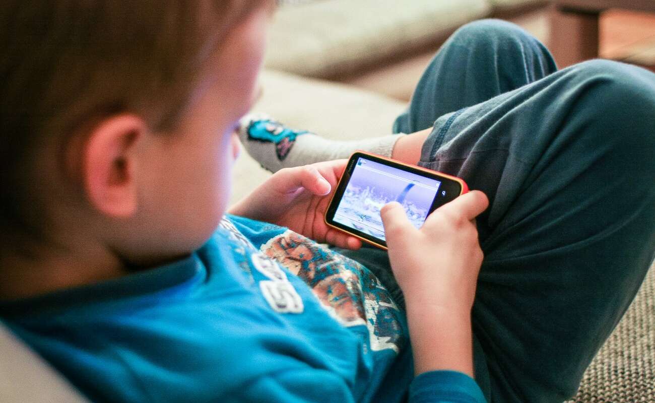 Menino de 7 anos gasta mais de R$ 9 mil reais em uma hora de jogo pelo  celular - Revista Crescer, Educação