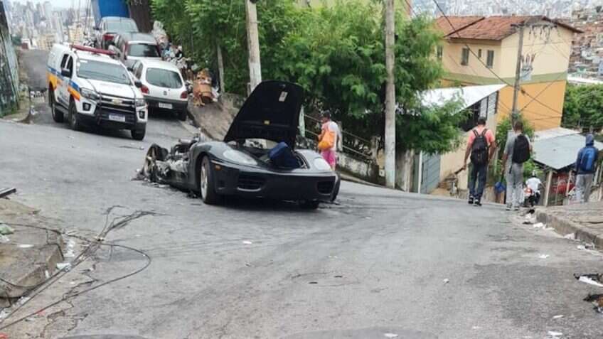 Ferrari avaliada em R$ 495 mil pega fogo e explode em BH
