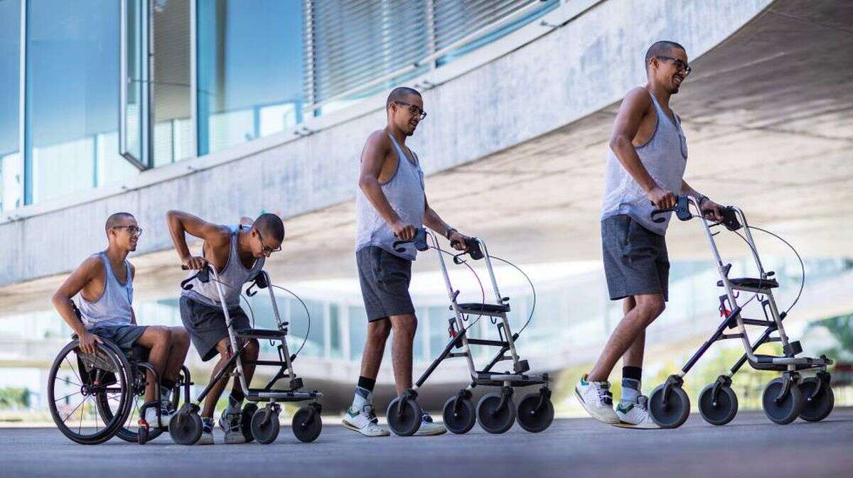 Homem com pernas paralisadas consegue andar