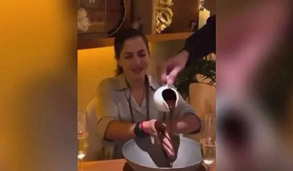 Restaurante serve chocolate nas mãos de cliente e vira meme