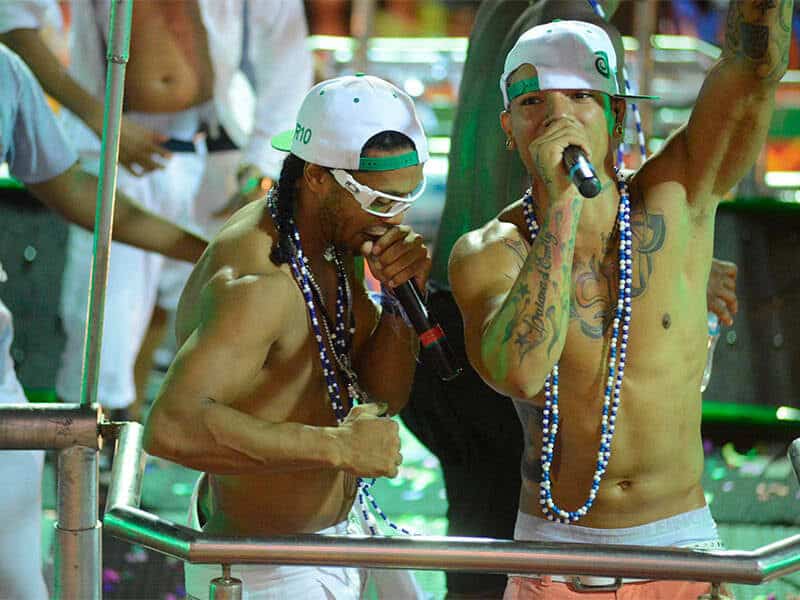 Rolê aleatório? Ronaldinho joga ping-pong com Sheiks e ganha