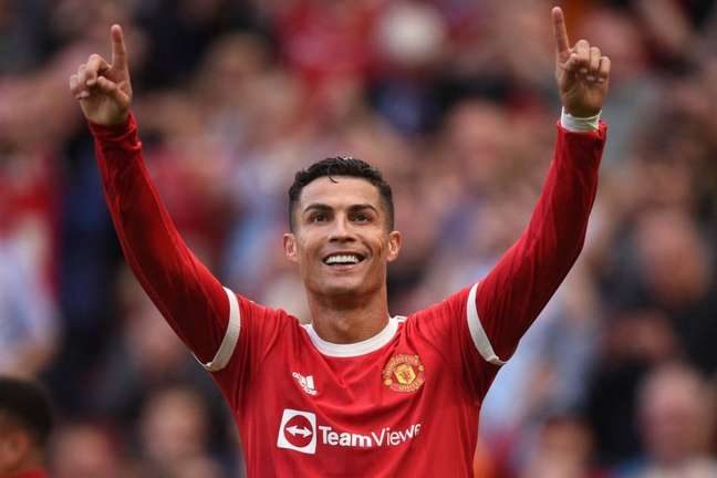 Cristiano Ronaldo utiliza esparadrapo no umbigo durante jogo – Fatos  Desconhecidos