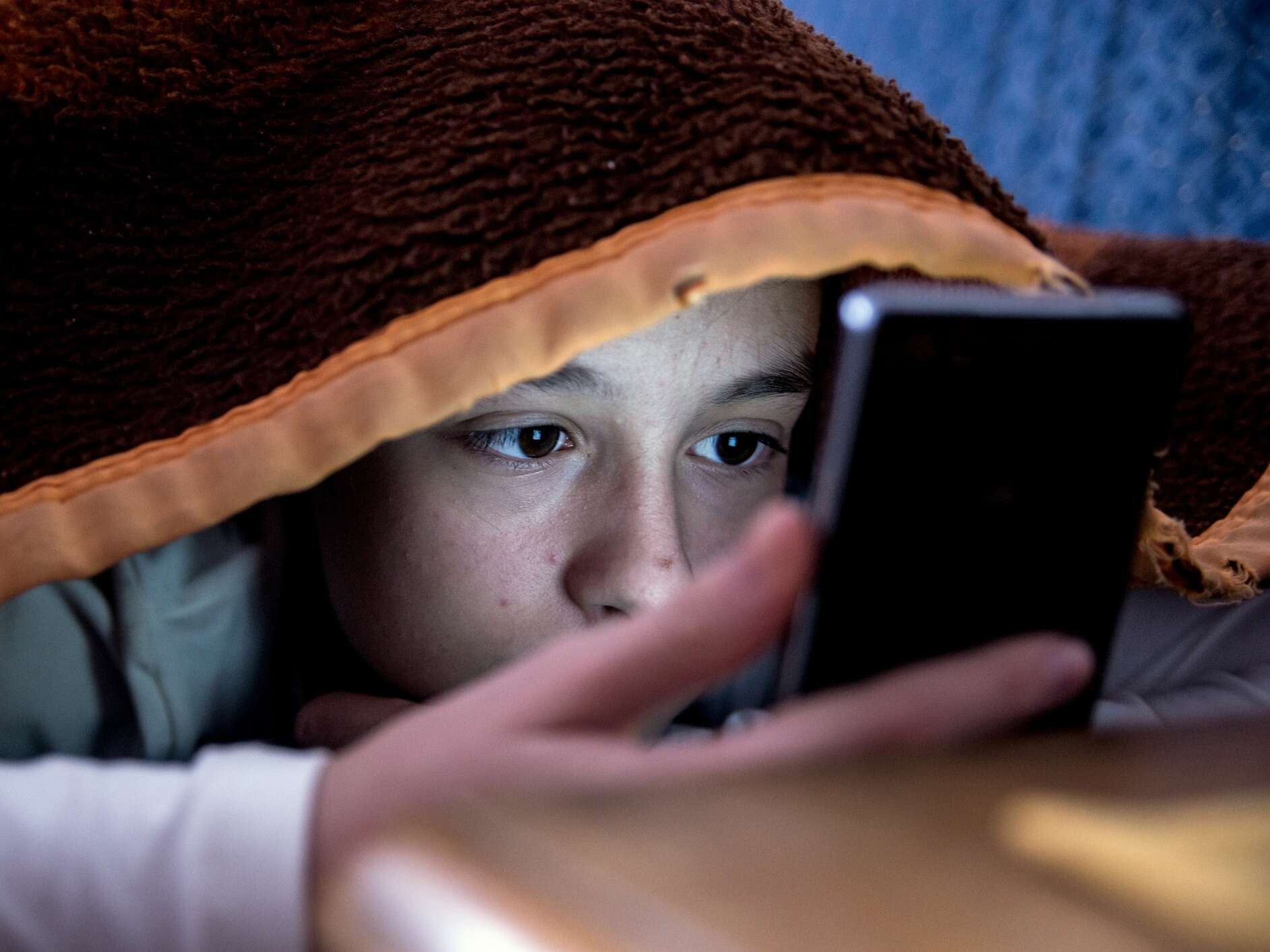 Por que o uso excessivo de celular impacta o cérebro da criança?