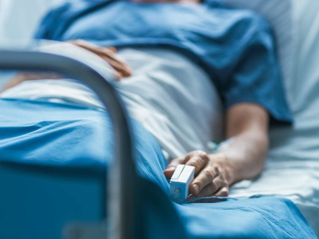 Chip cerebral permite que paciente com ELA se comunique e peça comida