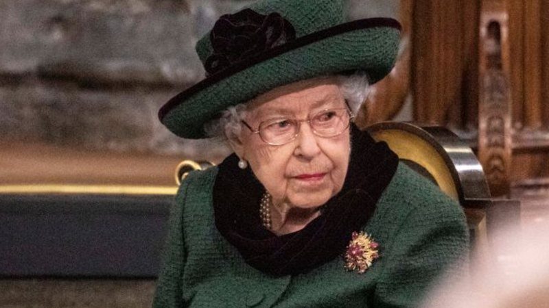 Após 5 meses longe da mídia, rainha Elizabeth II homenageia Philip