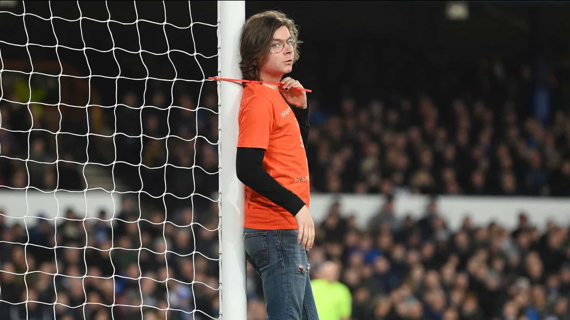 Everton X Newcastle: homem invade gramado e paralisa jogo