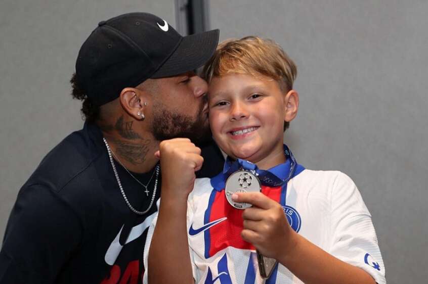 Viagem de Neymar para visitar o filho vira motivo de críticas – Fatos Desconhecidos