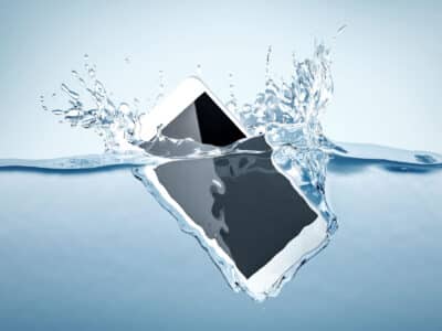 Celular: saiba o que fazer quando o aparelho cai na água