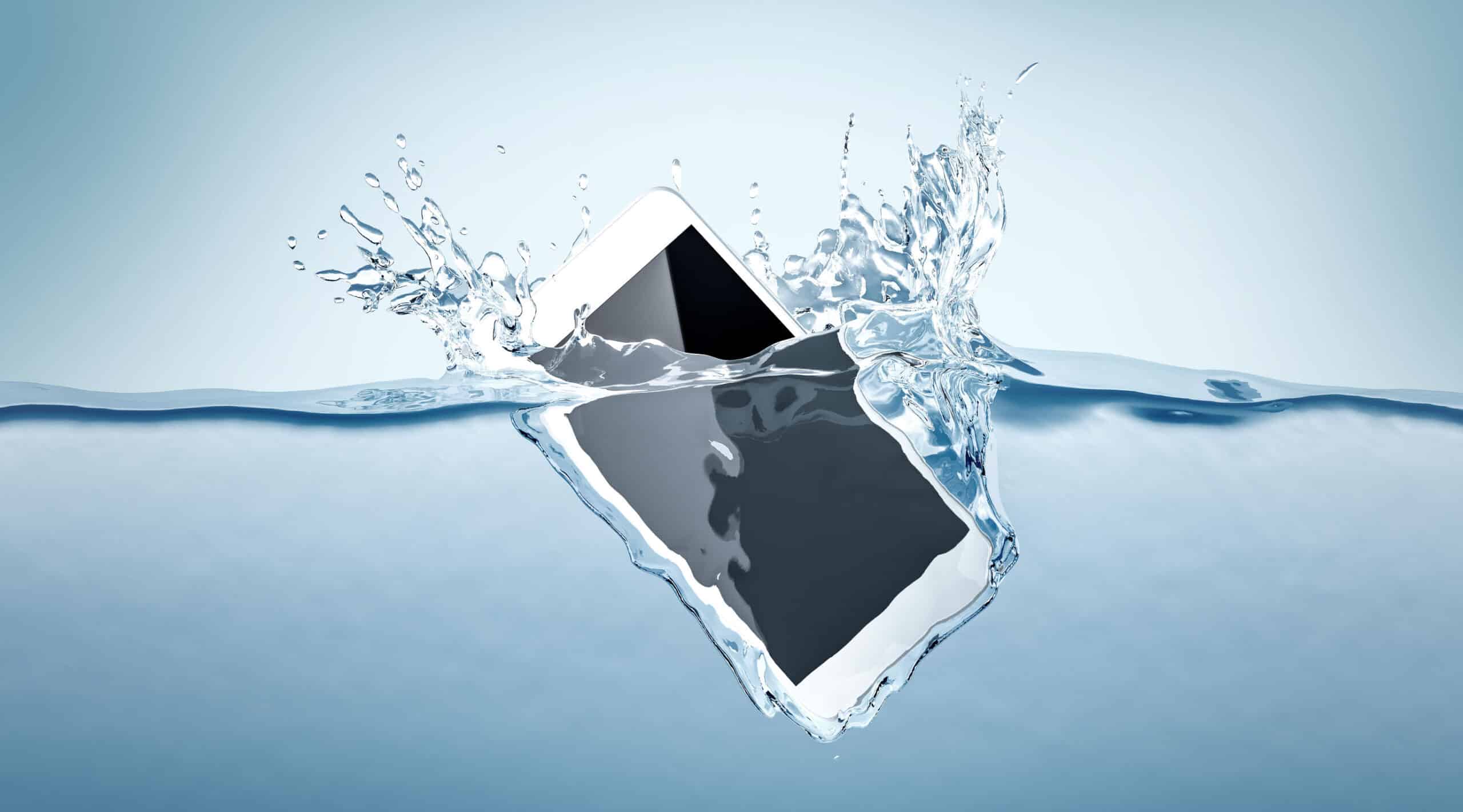 Celular: saiba o que fazer quando o aparelho cai na água