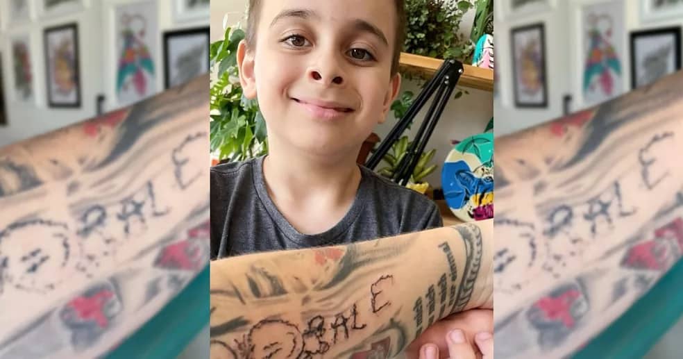 Mãe deixa filho autista de 7 anos tatuá-la