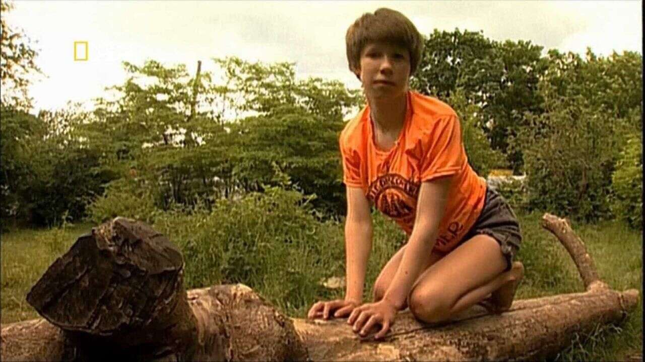 A história de Oxana Malaya, a menina "selvagem" criada por cachorros