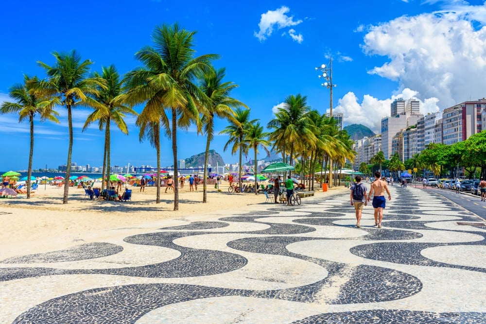 Turistas pagam 200 reais por dois queijos coalhos em Copacabana