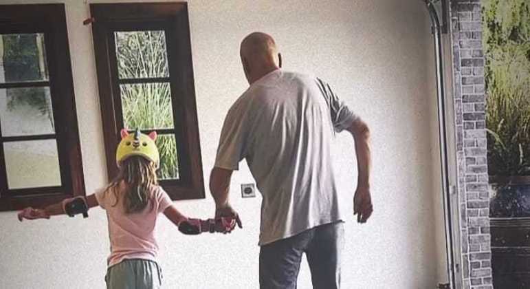 Imagens de Bruce Willis após anunciar afasia emociona fãs