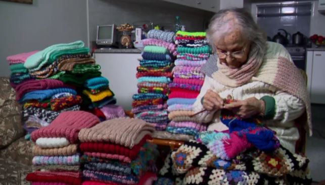 Aposentada de 92 anos tricotou mais de 1.000 cachecóis para população de rua de Curitiba