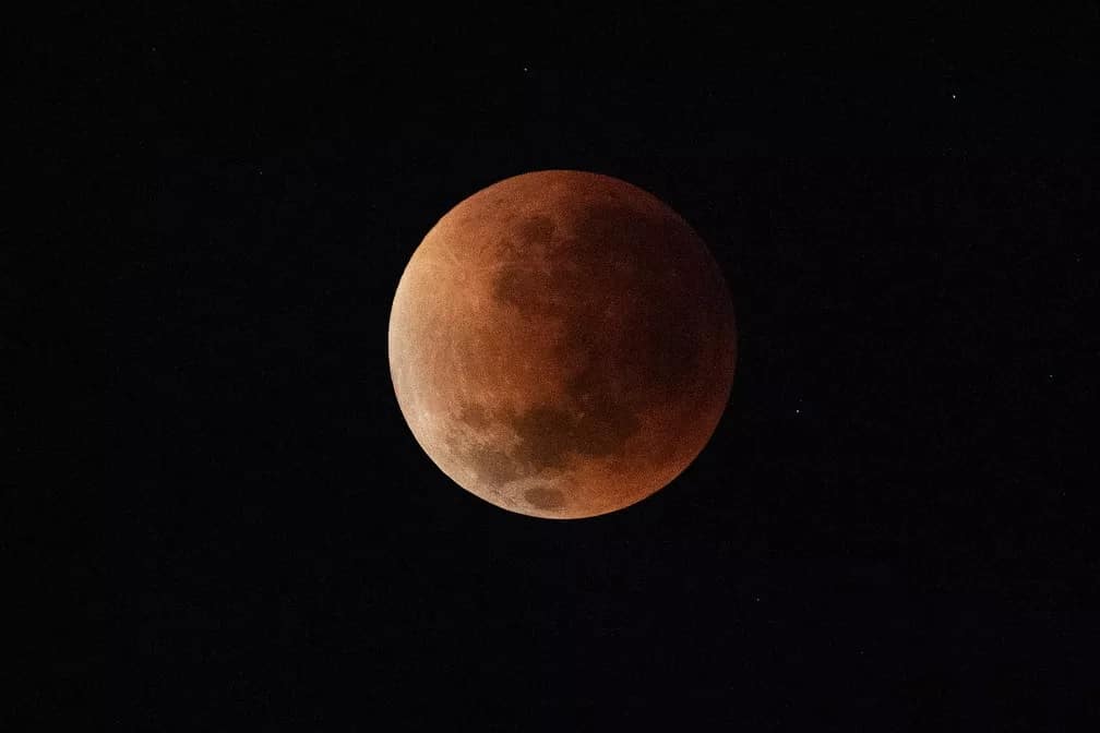 Veja fotos do eclipse total da lua pelo mundo